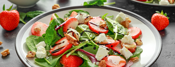 Vasaros salotos su špinatais ir braškėmis